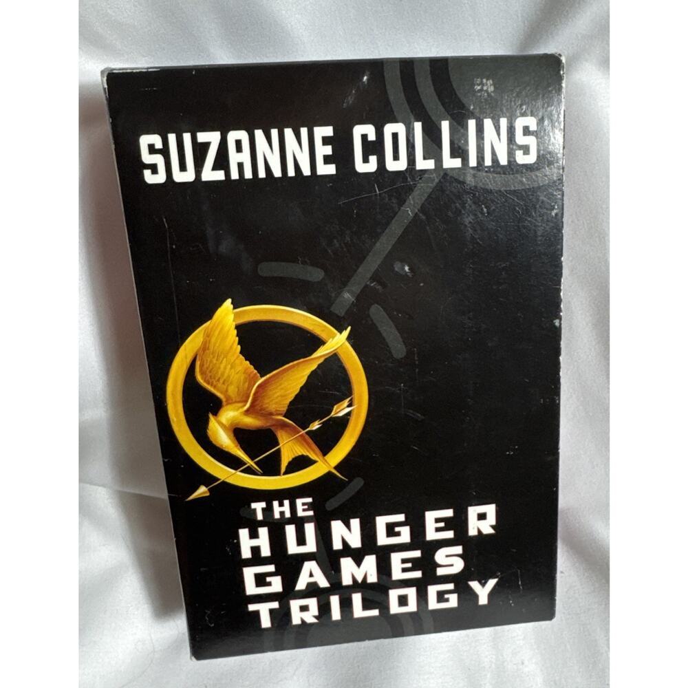 The Hunger Games Trilogy Boxed Set SCHOLASTIC paperback Suzanne Collins
